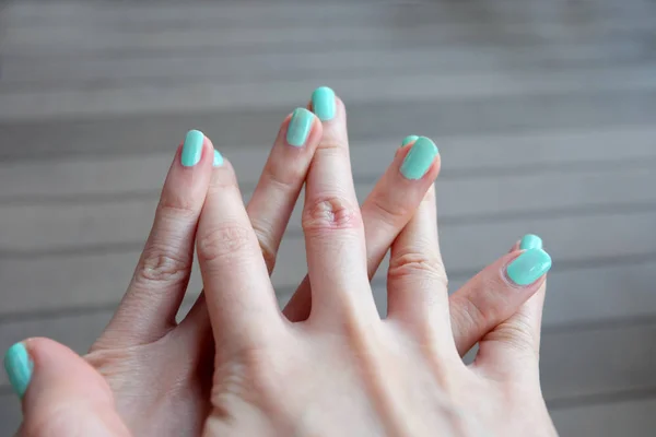 Close Green Manicure Nail Beautiful Females Hand Nails Polish Wood — Stock Photo, Image