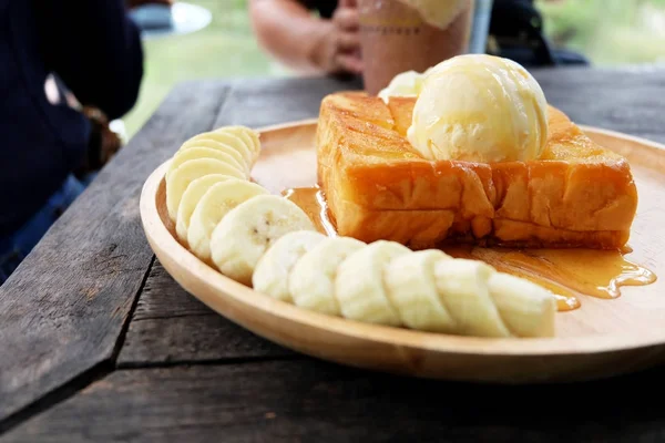 Honey Toast Med Banan Och Vaniljglass Trä Salver Närbild Bröd — Stockfoto
