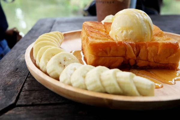 Honey Toast Med Banan Och Vaniljglass Trä Salver Närbild Bröd — Stockfoto