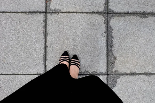 Kobieta Nosić Czarny Strój Czarne Buty Kobiety Stojącej Kafelku Tło — Zdjęcie stockowe