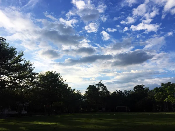Schönen Blauen Himmel Und Wolken Mit Baumnatur Sommer Outdoor Hintergrund — Stockfoto