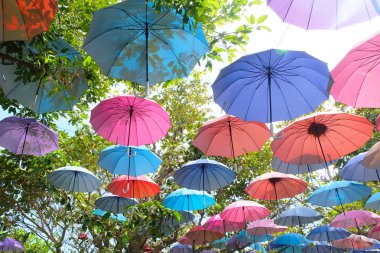 Gökyüzü bulutlar üzerinde herhangi bir kullanım için sokak arka plan büyük güzel renkli şemsiyeler.