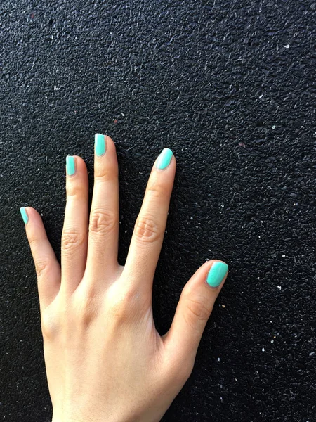 Uña Manicura Verde Hermosas Hembras Uñas Mano Polaco Fondo Pared — Foto de Stock