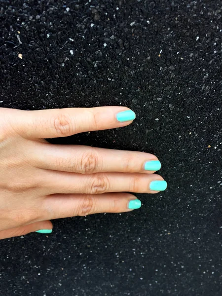 Uña Manicura Verde Hermosas Hembras Uñas Mano Polaco Fondo Pared — Foto de Stock