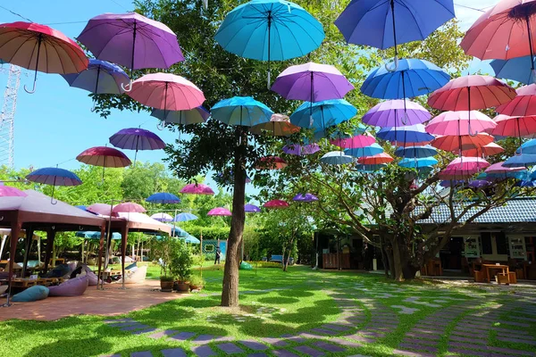 Indah Berwarna Umbrellas Awan Langit Jalan Latar Belakang Besar Untuk — Stok Foto