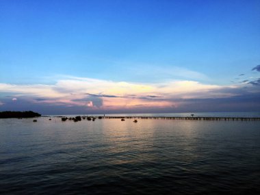 Göl ve mavi gökyüzü doğa. Gökyüzü bulutlu Tayland arka plan Nehri üzerinde güzel manzara