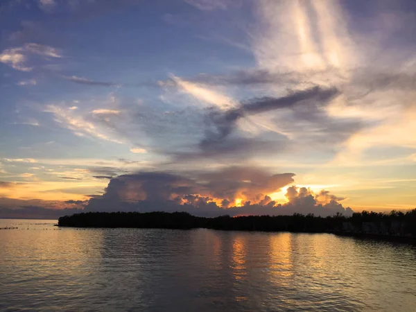 Lago Naturaleza Hermoso Paisaje Río Con Nubes Del Cielo Tailandia —  Fotos de Stock