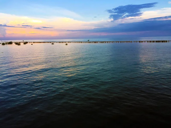 湖泊和蓝天的性质 美丽的风景在河与泰国天空云彩背景 — 图库照片