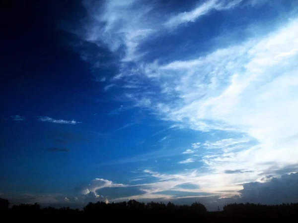 Céu Azul Bonito Nuvens Sol Com Fundo Paisagem Árvore — Fotografia de Stock