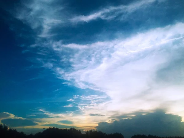 Красиві Синє Небо Місцями Зливи Грози Фон Краєвид Дерево — стокове фото