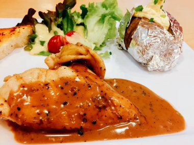 Izgara tavuk biftek ve beyaz tabak arka plan büyük herhangi bir kullanım için üzerinde fırında patates ile sebze salatası.