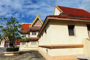 Tayland çatı Budist tapınağı sanat stil inşaat mavi gökyüzü bulutlu Tayland arka plan