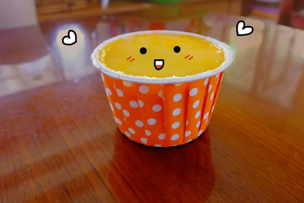 Házi Narancssárga Cupcake Mosoly Arc Érzés Fából Készült Asztal Háttere — Stock Fotó