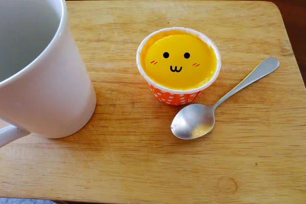 Finom Narancs Cupcake Mosoly Arc Pohár Kanállal Salver Háttér — Stock Fotó