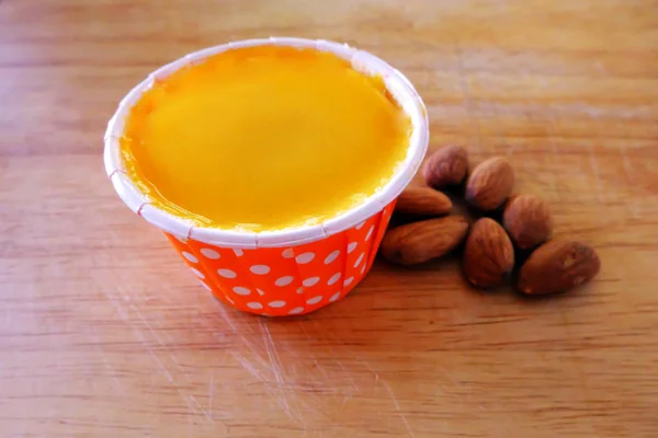 Bolo Laranja Fresco Com Amêndoa Fundo Mesa Madeira — Fotografia de Stock