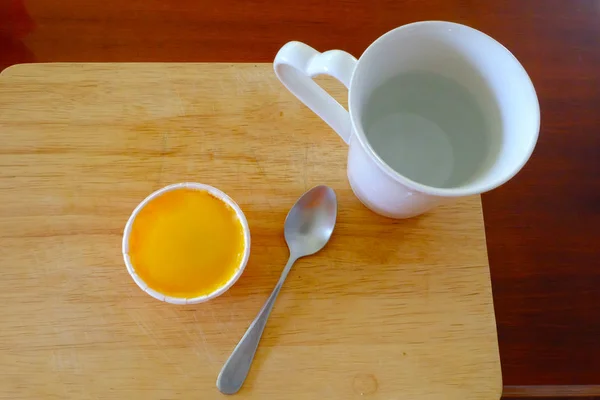 Friss Narancs Cupcake Kanállal Üveg Fából Készült Asztal Háttere — Stock Fotó