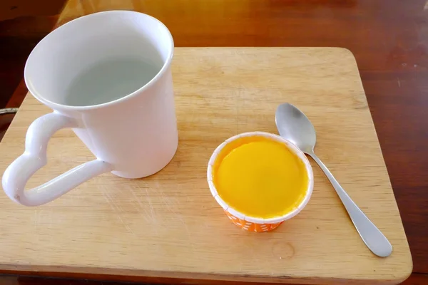 Cupcake Orange Frais Avec Cuillère Bois Verre Sur Fond Table — Photo