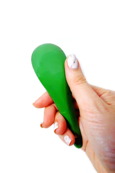 Frauenhand Mit Gepflegten Granitnägeln Die Einen Löffel Halten Nahaufnahme Grüner — Stockfoto