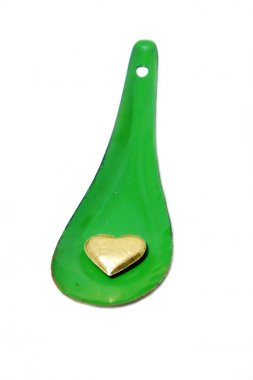 Altın kalp sevgi kavramı. Sevgililer günü beyaz zemin üzerine yeşil çinko kaşık ile altın kalp şekilleri