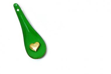 Altın kalp sevgi kavramı. Sevgililer günü beyaz zemin üzerine yeşil çinko kaşık ile altın kalp şekilleri