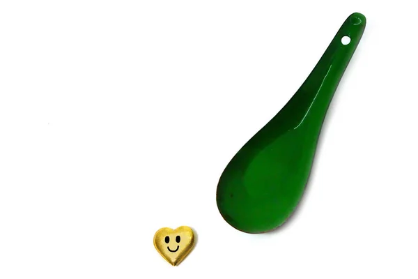 ゴールド ハートのコンセプトです 任意の使用のため笑顔の愛と偉大な白い背景にゴールド ハート緑亜鉛スプーン — ストック写真
