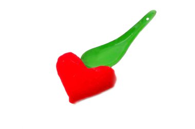 Sevgililer kırmızı kalp aşk. Beyaz arka plan büyük üstünde herhangi bir kullanım için izole kırmızı kalp şekilleri kavramı kaşıkla yeşil çinko.