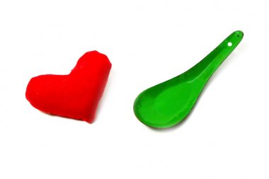 Sevgililer kırmızı kalp aşk. Beyaz arka plan büyük üstünde herhangi bir kullanım için izole kırmızı kalp şekilleri kavramı kaşıkla yeşil çinko.
