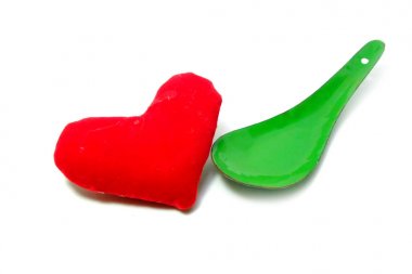 Sevgililer kırmızı kalp aşk. Beyaz arka plan büyük üstünde herhangi bir kullanım için izole kırmızı kalp şekilleri kavramı kaşıkla yeşil çinko.
