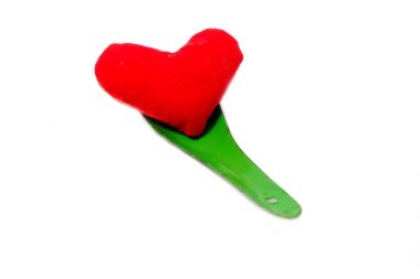 Sevgililer kırmızı kalp aşk. Beyaz arka plan büyük üstünde herhangi bir kullanım için izole kırmızı kalp şekilleri kavramı kaşıkla yeşil çinko.