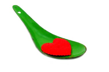 Sevgililer kırmızı kalp aşk. Beyaz arka plan büyük üstünde herhangi bir kullanım için izole kırmızı kalp şekilleri kavramı kaşıkla yeşil çinko.