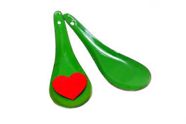 Sevgililer kırmızı kalp aşk. Beyaz arka plan büyük üstünde herhangi bir kullanım için izole kırmızı kalp şekilleri kavramı kaşıkla yeşil çinko.