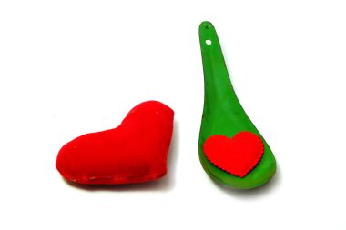 Sevgililer kırmızı kalp aşk. Beyaz arka plan büyük üstünde herhangi bir kullanım için izole kırmızı kalp şekilleri kavramı kaşıkla yeşil çinko.