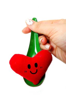 Bir kaşık ve kırmızı kalp kavramı tutan kadın el. Yeşil çinko kaşık ve beyaz arka plan büyük üstünde herhangi bir kullanım için izole gülümseme ile kalp sevgi.