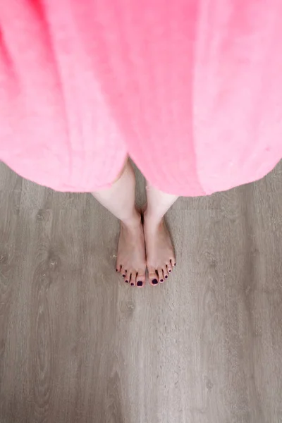 自拍女性在粉红色浴衣脚和腿与指甲修脚在木地板背景伟大的任何使用 — 图库照片