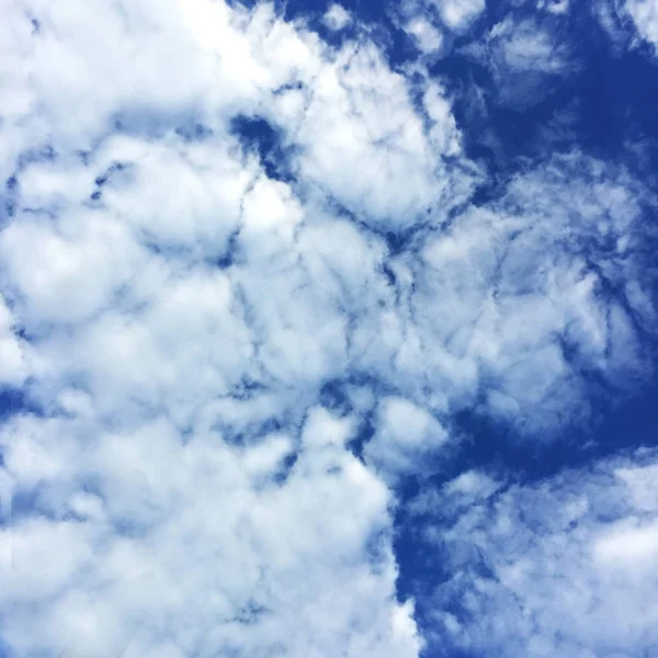 Ciel Bleu Été Avec Nuages Blancs Fond Paysage Nuageux Idéal — Photo