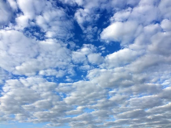 Cielo Azul Verano Con Nubes Blancas Fondo Paisaje Nuboso Ideal —  Fotos de Stock