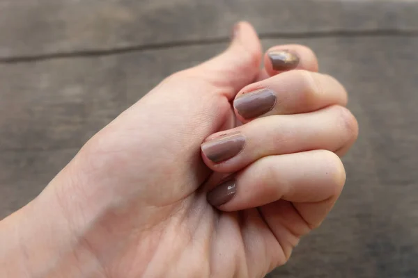 时尚棕色指甲指甲 女性手指甲抛光木背景 — 图库照片