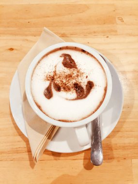 Kakao içki beyaz fincan izole. Ahşap masa arka plan büyük herhangi bir kullanım için sıcak çikolata ile Kupası.