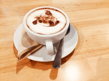 Kakao içki beyaz fincan izole. Ahşap masa arka plan büyük herhangi bir kullanım için sıcak çikolata ile Kupası.