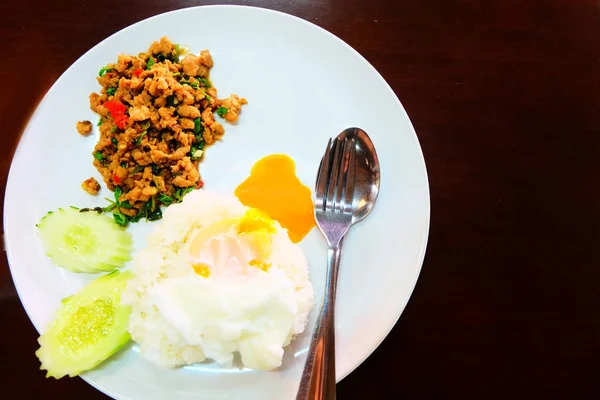 Nasi Pangan Thailand Ditaburi Dengan Babi Goreng Dan Basilius Dengan — Stok Foto