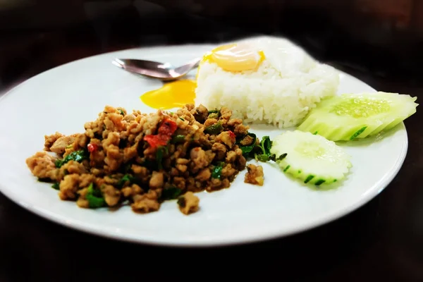 泰式食品大米炒猪肉和罗勒炒鸡蛋在白碟背景伟大的任何使用 — 图库照片