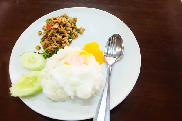 Arroz Comida Tailandesa Coberto Com Carne Porco Frita Manjericão Com — Fotografia de Stock