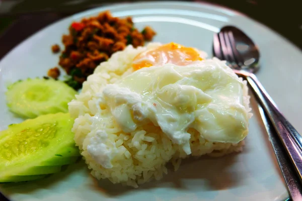 Arroz Comida Tailandesa Coberto Com Carne Porco Frita Manjericão Com — Fotografia de Stock