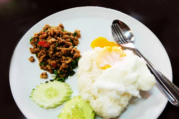 Comida Tailandesa Arroz Cubierto Con Cerdo Frito Albahaca Con Huevo — Foto de Stock