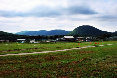 Yeşil orman. Güzel dağ manzara mavi gökyüzü ile herhangi bir kullanım için arka plan büyük bulutlar.