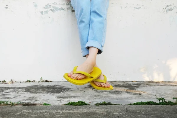 Gula Sandaler Kvinna Som Bär Flip Flops Och Blå Jeans — Stockfoto