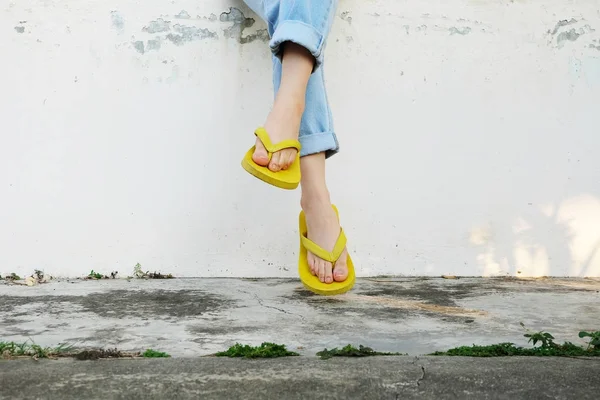 Sandały Żółte Kobieta Ubrana Flip Flops Niebieskie Dżinsy Stały Stare — Zdjęcie stockowe