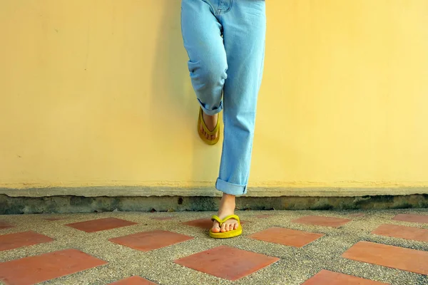 Chanclas Amarillas Mujer Con Sandalias Pantalones Vaqueros Azules Pie Fondo —  Fotos de Stock