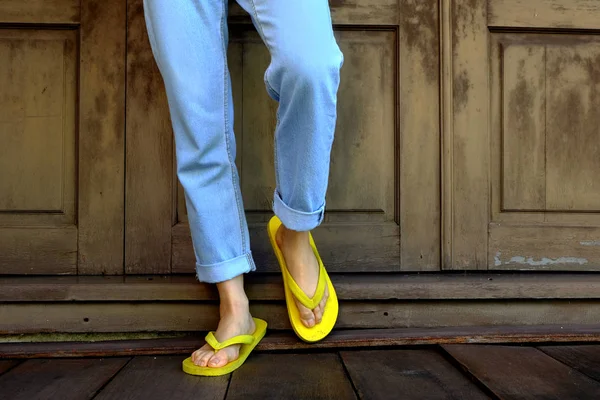 Sapatilhas Amarelas Mulher Pernas Pés Vestindo Sandálias Amarelas Chão Madeira — Fotografia de Stock