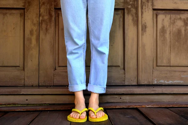 Tongs Jaunes Jambes Pieds Femme Portant Des Sandales Jaunes Debout — Photo